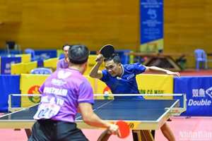 Đinh Anh Hoàng giành chiến thắng chung kết đơn nam. (Ảnh Duy Linh) 