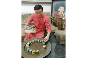 Anh Hà Quốc Phước chuẩn bị mâm bánh ngũ sắc. Ảnh: NVCC