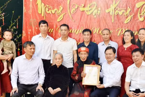 Bí thư Tỉnh ủy Bắc Ninh chúc Tết, mừng lễ Đại hồng thọ cụ Nguyễn Ngọc Phan,100 tuổi, cán bộ tiền khởi nghĩa ở thành phố Bắc Ninh. 