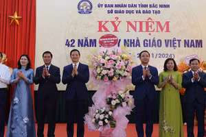 Lãnh đạo tỉnh Bắc Ninh tặng hoa chúc mừng kỷ niệm 42 năm ngày Nhà giáo Việt Nam.