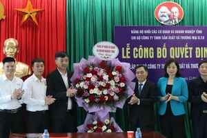 Lãnh đạo Đảng ủy Khối các cơ quan và doanh nghiệp tỉnh tặng hoa chúc mừng Chi bộ Công ty trách nhiệm hữu hạn Sản xuất và Thương mại D.T.H.