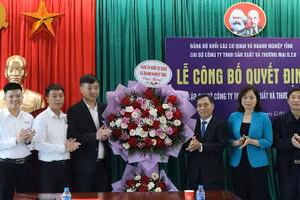 Lãnh đạo Đảng ủy Khối các cơ quan và doanh nghiệp tỉnh tặng hoa chúc mừng Chi bộ Công ty trách nhiệm hữu hạn Sản xuất và Thương mại D.T.H.