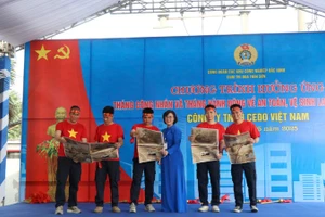 Phụ san đặc biệt kỷ niệm 50 năm Ngày Giải phóng miền nam, thống nhất đất nước của Báo Nhân Dân đến với công nhân, người lao động Bắc Ninh.