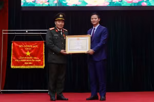 Thừa ủy quyền của Chủ tịch nước, Chủ tịch Ủy ban nhân dân tỉnh Bắc Ninh Vương Quốc Tuấn trao Huân chương Chiến công hạng Ba tặng Đại tá Bùi Chiến Thắng, Phó Giám đốc Công an tỉnh.