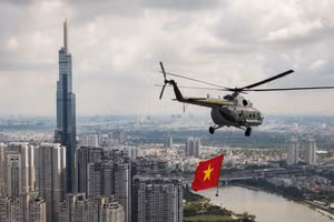 Trực thăng kéo cờ Tổ quốc bay qua tòa Landmark 81 khánh thành năm 2018, công trình này trở thành tòa tháp cao nhất Việt Nam, được xem là biểu tượng mới trong không gian đô thị và sự phát triển của Thành phố Hồ Chí Minh.