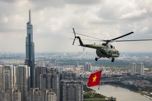 Trực thăng kéo cờ Tổ quốc bay qua tòa Landmark 81 khánh thành năm 2018, công trình này trở thành tòa tháp cao nhất Việt Nam, được xem là biểu tượng mới trong không gian đô thị và sự phát triển của Thành phố Hồ Chí Minh.