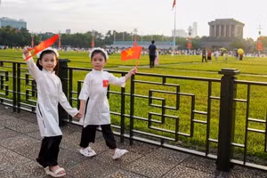 Từ sáng sớm, nhiều bạn nhỏ cầm trên tay lá cờ tổ quốc đã đến khu vực Lăng Chủ tịch Hồ Chí Minh để đón mừng ngày Quốc khánh.