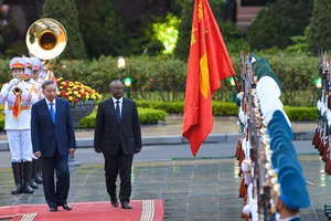 Tổng Bí thư, Chủ tịch nước Tô Lâm và Tổng thống Guinea-Bissau Umaro Sissoco Embaló duyệt đội danh dự Quân đội nhân dân Việt Nam.