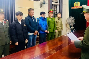 Cơ quan An ninh điều tra đọc lệnh khởi tố vụ án, khởi tố bị can bắt tạm giam 3 đối tượng liên quan vụ án.