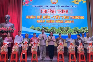 Lãnh đạo tỉnh Bến Tre cùng đơn vị tài trợ trao quà Tết cho gia đình chính sách, hộ nghèo trên địa bàn.