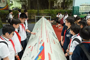 Các em học sinh Trường trung học cơ sở Giảng Võ tham quan và trải nghiệm triển lãm.