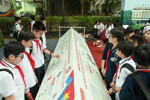 Các em học sinh Trường trung học cơ sở Giảng Võ tham quan và trải nghiệm triển lãm.