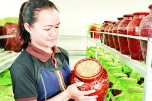 Chị Bon Đing Thanh Hiền mong muốn bảo tồn và phát triển nghề làm rượu cần truyền thống của dân tộc mình.