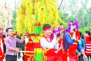 Lễ hội Rước cây bông của làng Thượng Yên, xã Đồng Thịnh, huyện Sông Lô, tỉnh Vĩnh Phúc.