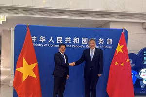 Bộ trưởng Công thương Nguyễn Hồng Diên và Bộ trưởng Thương mại Trung Quốc Vương Văn Đào.