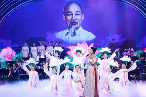 Chương trình "Người là niềm tin tất thắng" được dàn dựng công phu, mang đến nhiều cảm xúc.