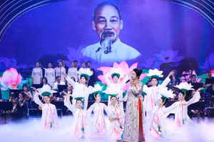 Chương trình "Người là niềm tin tất thắng" được dàn dựng công phu, mang đến nhiều cảm xúc.