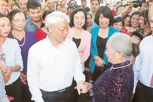 Tổng Bí thư Nguyễn Phú Trọng với nhân dân thôn Tháp Thượng, xã Song Phượng, huyện Đan Phượng (Hà Nội). Ảnh: TRÍ DŨNG (TTXVN)