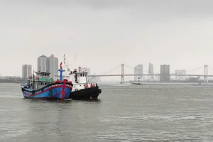 Hai tàu cá của ngư dân Đà Nẵng được lai kéo về vịnh Đà Nẵng an toàn.