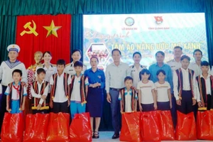 Chương trình “Tấm áo nâng ước mơ xanh” trao quà cho các em học sinh nghèo, học giỏi tại xã Trà Cót, huyện Bắc Trà My, tỉnh Quảng Nam.