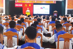 Cán bộ, chiến sỹ Lữ đoàn 167 Hải quân nghiên cứu, trao đổi nâng cao nhận thức pháp luật trên nền tảng số.