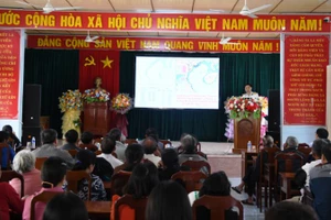 Tuyên truyền về công tác phòng, chống khai thác hải sản bất hợp pháp cho ngư dân huyện Phù Cát,