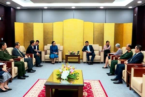 Lãnh đạo thành phố tiếp, làm việc với tân Đại sứ Đặc mệnh toàn quyền nước CHDCND Lào tại Việt Nam.