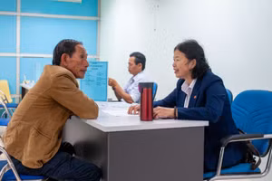 Đại diện doanh nghiệp phỏng vấn trực tiếp và tư vấn cho người lao động. 