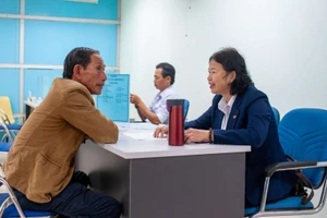 Đại diện doanh nghiệp phỏng vấn trực tiếp và tư vấn cho người lao động. 