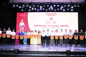 Khai mạc hội thi "Dân vận khéo" và trao cờ lưu niệm cho đại diện các đơn vị dự thi.