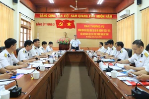 Chuẩn đô đốc Nguyễn Đăng Tiến, Bí thư Đảng ủy, Chính ủy Vùng 3 Hải quân phát biểu chỉ đạo tại hội nghị. 
