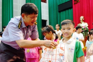 Lãnh đạo Chi đội Kiểm ngư số 2 tặng quà Trung thu cho các cháu thiếu niên, nhi đồng.