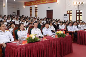 Quang cảnh buổi gặp mặt và tuyên dương quân nhân chuyên nghiệp tiêu biểu xuất sắc Vùng 1 Hải quân.