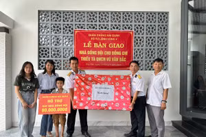 Khánh thành và bàn giao Nhà Đồng đội cho thiếu tá Vũ Văn Bắc.