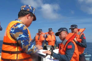 Hải quân Trung Quốc và Việt Nam ký hồ sơ bàn giao 2 ngư dân gặp nạn trên biển. 