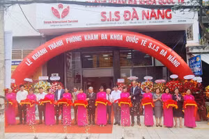 Các đại biểu cắt băng khánh thành và đưa vào sử dụng Phòng khám đa khoa quốc tế S.I.S Đà Nẵng.