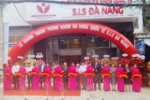 Các đại biểu cắt băng khánh thành và đưa vào sử dụng Phòng khám đa khoa quốc tế S.I.S Đà Nẵng.