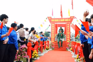 Vững bước dưới đài vinh quang, chiến sĩ lên đường nhập ngũ, bảo vệ Tổ quốc. 