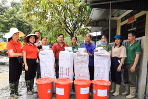 Hội chữ thập đỏ Thành phố Lào Cai thăm hỏi, hỗ trợ người dân Tả Phời khắc phục sự cố tràn bùn thải. (Ảnh: TL)