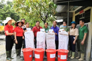 Hội chữ thập đỏ Thành phố Lào Cai thăm hỏi, hỗ trợ người dân Tả Phời khắc phục sự cố tràn bùn thải. (Ảnh: TL)