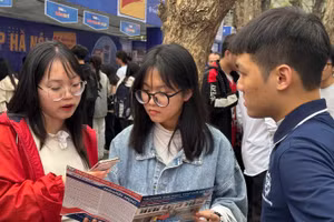 Học sinh tìm hiểu ngành nghề tại Ngày hội tuyển sinh-hướng nghiệp. (Ảnh: THÚY QUỲNH)