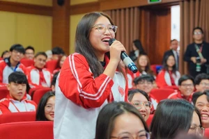 Sinh viên Trường đại học Ngoại thương đặt câu hỏi cho ngài Thủ tướng New Zealand Christopher Luxon. 