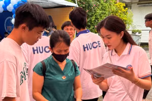 Thí sinh và phụ huynh tìm hiểu thông tin tuyển sinh tại Ngày hội "Lựa chọn nguyện vọng xét tuyển đại học, cao đẳng" năm 2024. (Ảnh: THÚY QUỲNH)