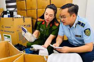 Khám xét kho hàng của đường dây sản xuất hơn 100 tấn thực phẩm chức năng, thiết bị y tế giả vừa bị Công an Hà Nội triệt phá. (Ảnh: PC03 (Công an Hà Nội) cung cấp)