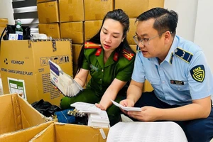 Khám xét kho hàng của đường dây sản xuất hơn 100 tấn thực phẩm chức năng, thiết bị y tế giả vừa bị Công an Hà Nội triệt phá. (Ảnh: PC03 (Công an Hà Nội) cung cấp)