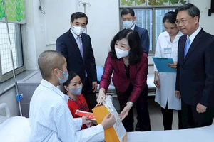 Bộ trưởng Y tế Ðào Hồng Lan thăm, trao quà tặng người bệnh tại Viện Huyết học-Truyền máu Trung ương. 