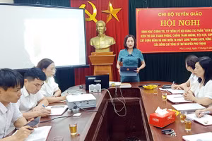 Hội nghị sinh hoạt chính trị, tư tưởng về tác phẩm "Kiên quyết, kiên trì đấu tranh phòng, chống tham nhũng, tiêu cực, góp phần xây dựng Ðảng và Nhà nước ta ngày càng trong sạch, vững mạnh" tại Chi bộ Tuyên giáo, huyện Phú Lương, tỉnh Thái Nguyên. (Ảnh ÐỨC THUẬN) 