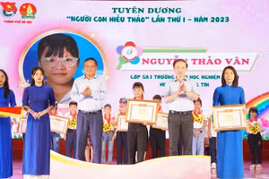 Lễ tuyên dương "Người con hiếu thảo" do Thành đoàn, Hội đồng Ðội thành phố Hà Nội tổ chức. 