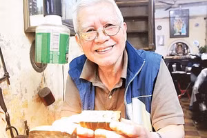 Ông Nguyễn Chí Thành giới thiệu một số dụng cụ nghề kim hoàn. 