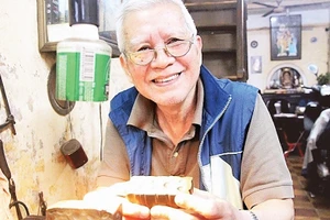 Ông Nguyễn Chí Thành giới thiệu một số dụng cụ nghề kim hoàn. 